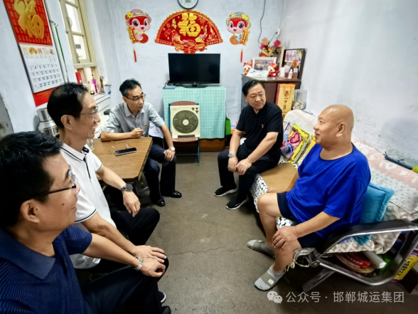 致敬峥嵘岁月 传承抗战精神||市城运集团党委慰问抗战时期老党员并颁发抗战胜利80周年纪念章